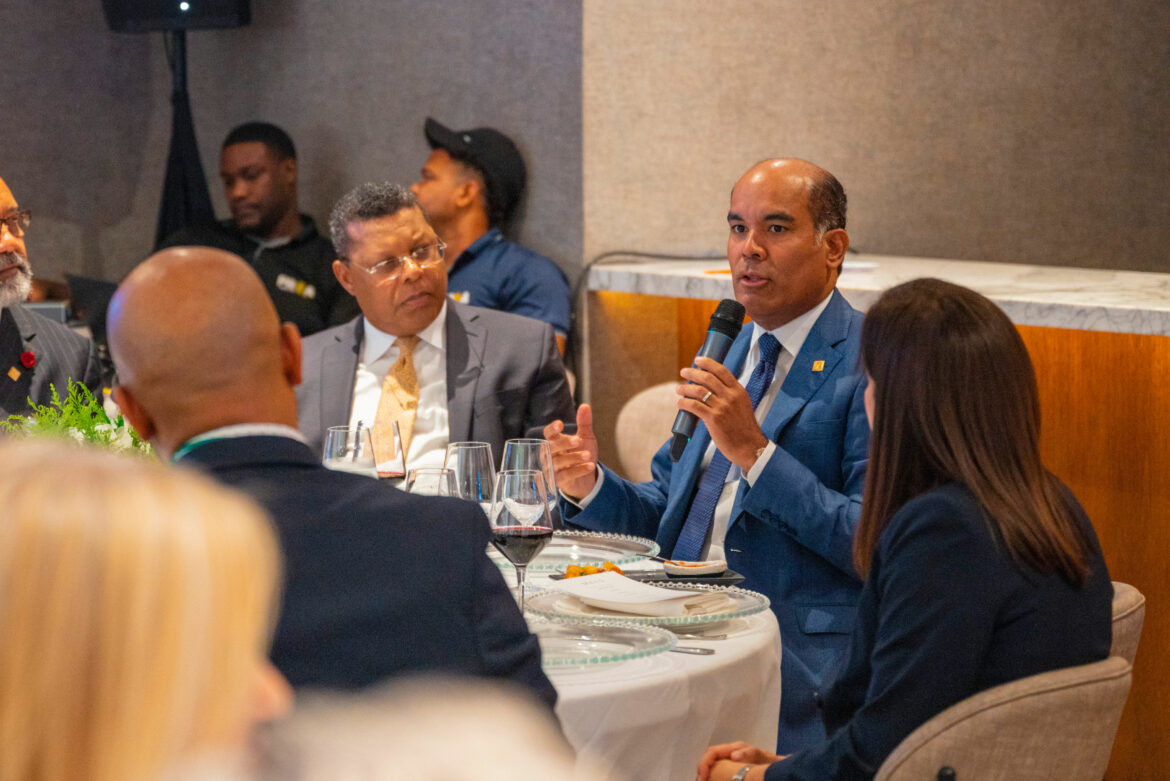 Durante el encuentro con Editores de Economía que sostuvo Seguros Reservas