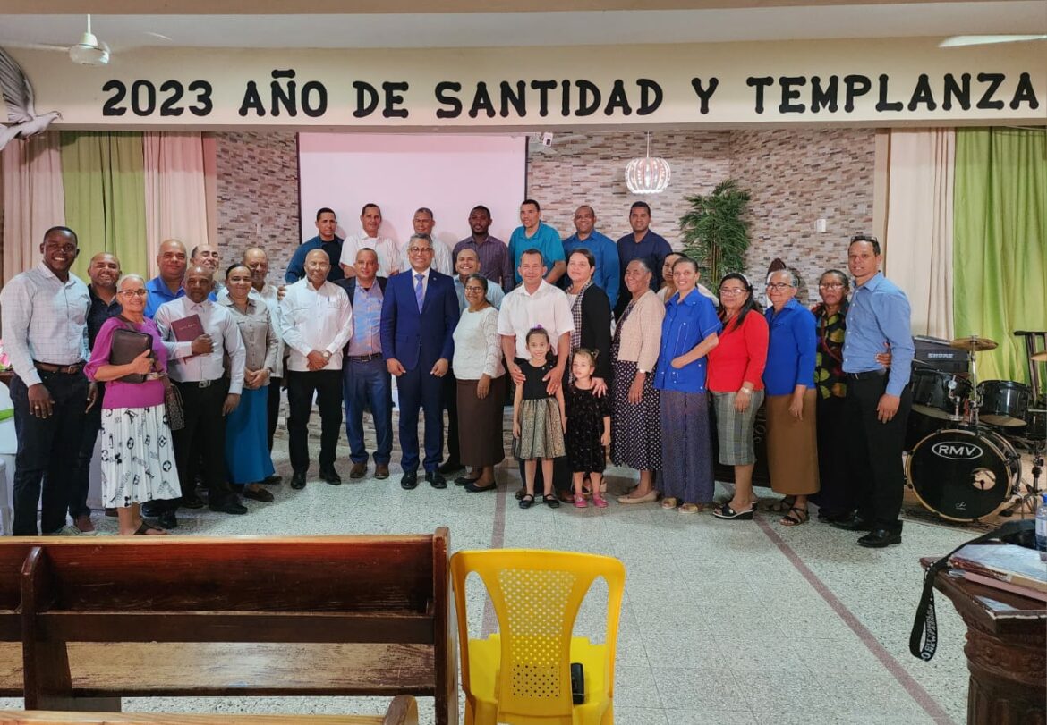 Ing. Carlos Peña junto liderazgo evangélico de Ocoa