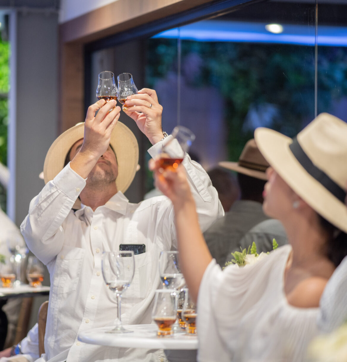 Invitados visualizan la intesidad del Ron durante la cata