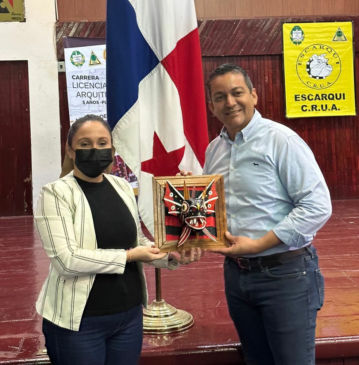 La Estrella de Panamá pondera trabajo del arquitecto dominicano Mayobanex Suazo.