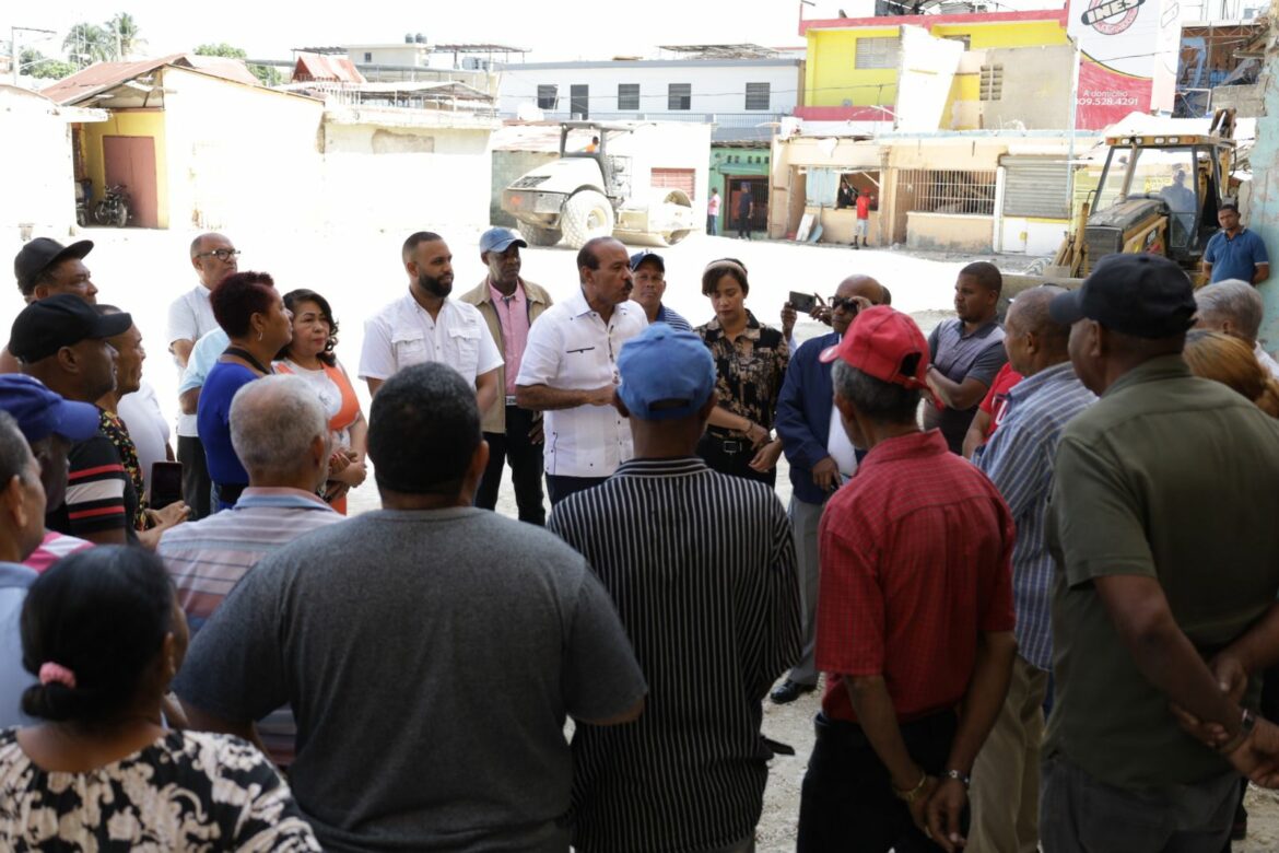 Montás conversa con vendedores del Mercado Modelo.