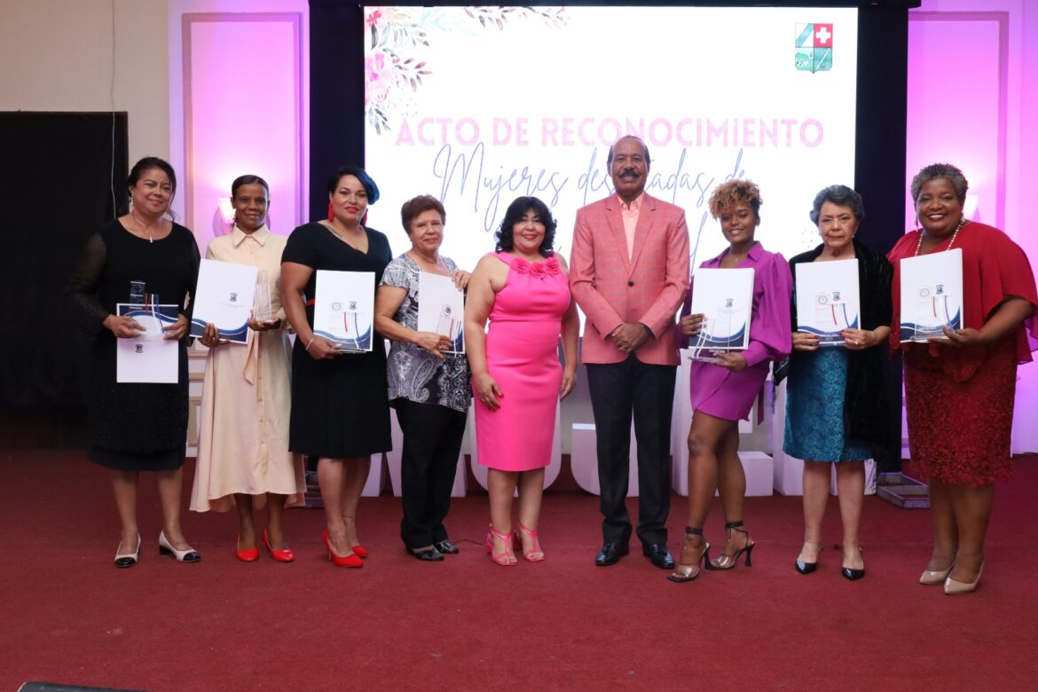 Montás junto a las mujeres galardonados.