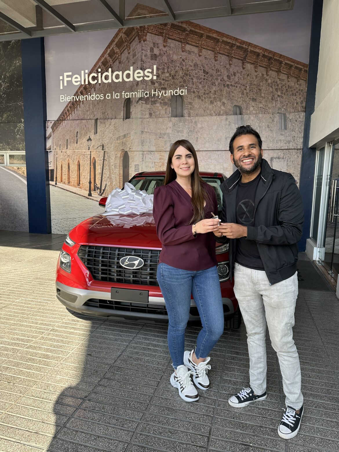 Oscar de Castro le entrega su premio a Cristal De León