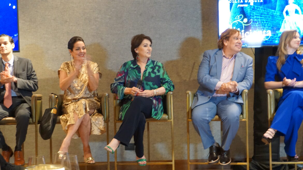 Parte del elenco de La Cenicienta.