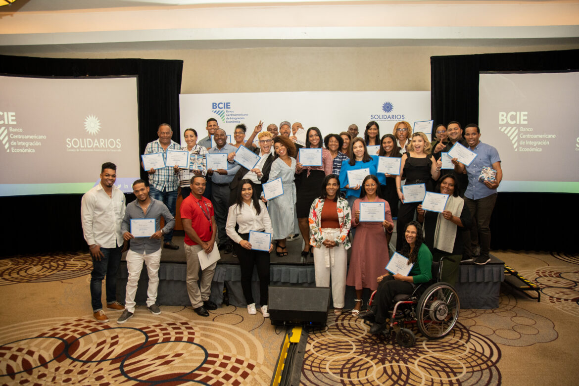 Participantes que concluyeron el programa, reciben certificados.