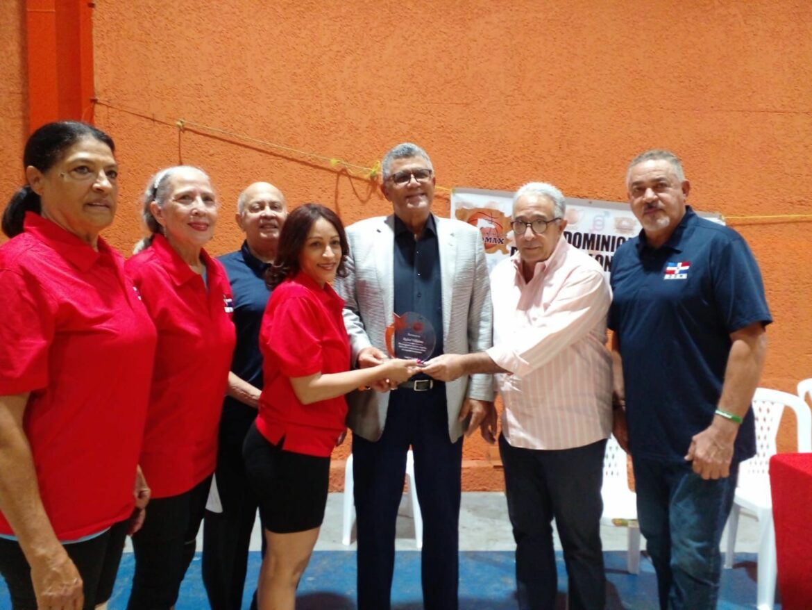 Rafael Villalona recibe una placa de reconocimiento por parte de Budomax