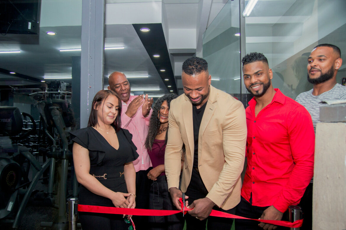 1.1 Momento del corte de la cinta a cargo de Estnel Matta y familiares.