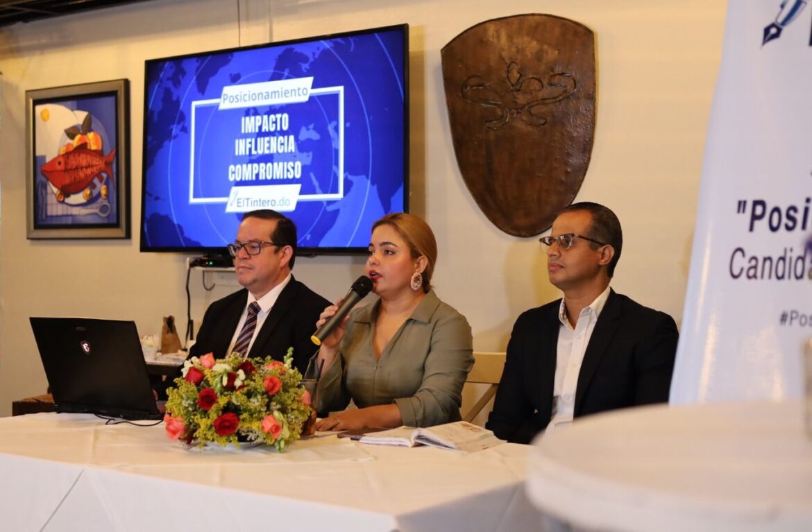 De izda a derecha Pavel De Camps, Laura Jiménez y Jean Louis Humeau