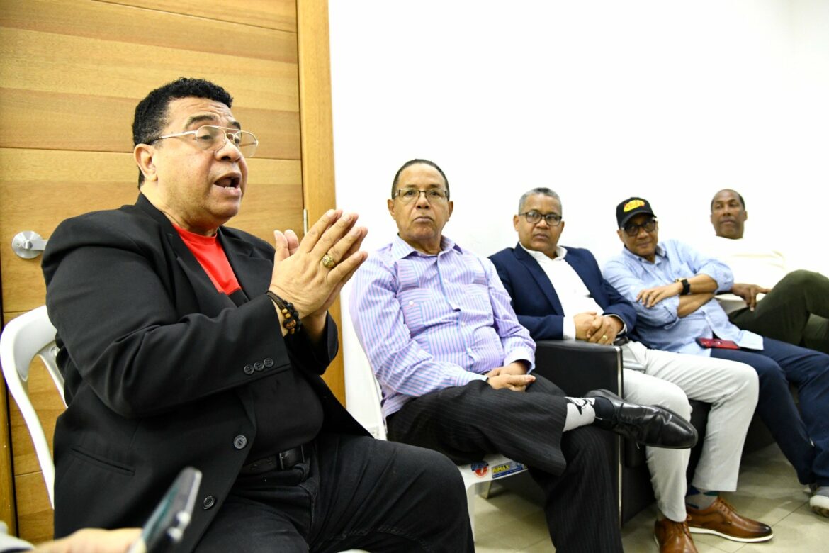 El abogado y músico Armando Olivero, encargado del Departamento de Peritaje, ofrece explicaciones a los artistas presentes en la reunión.