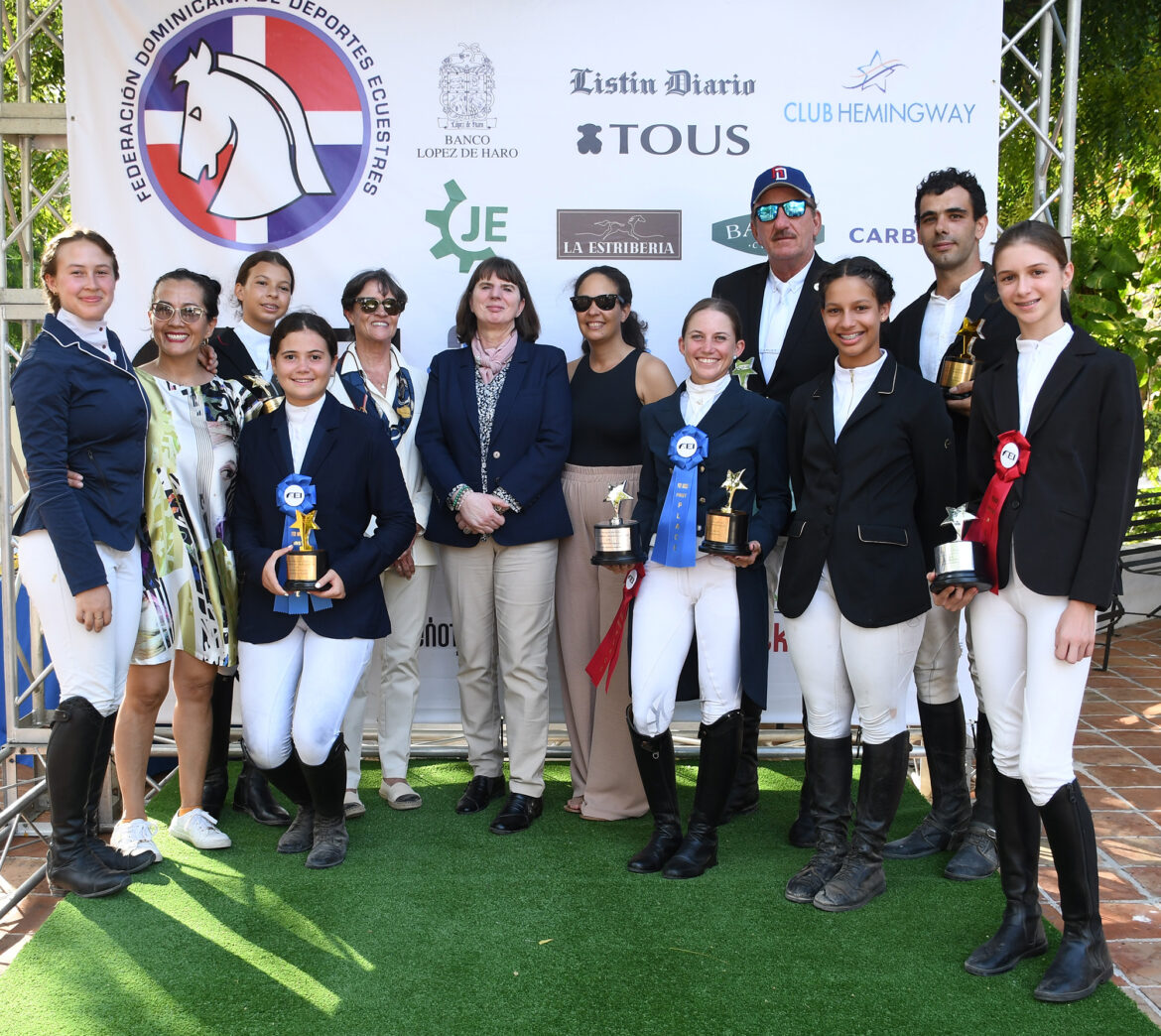 Fotografia grupal de jueces y jinetes ganadores del FEI DRESSAGE WORLD CHALLENGE 2022