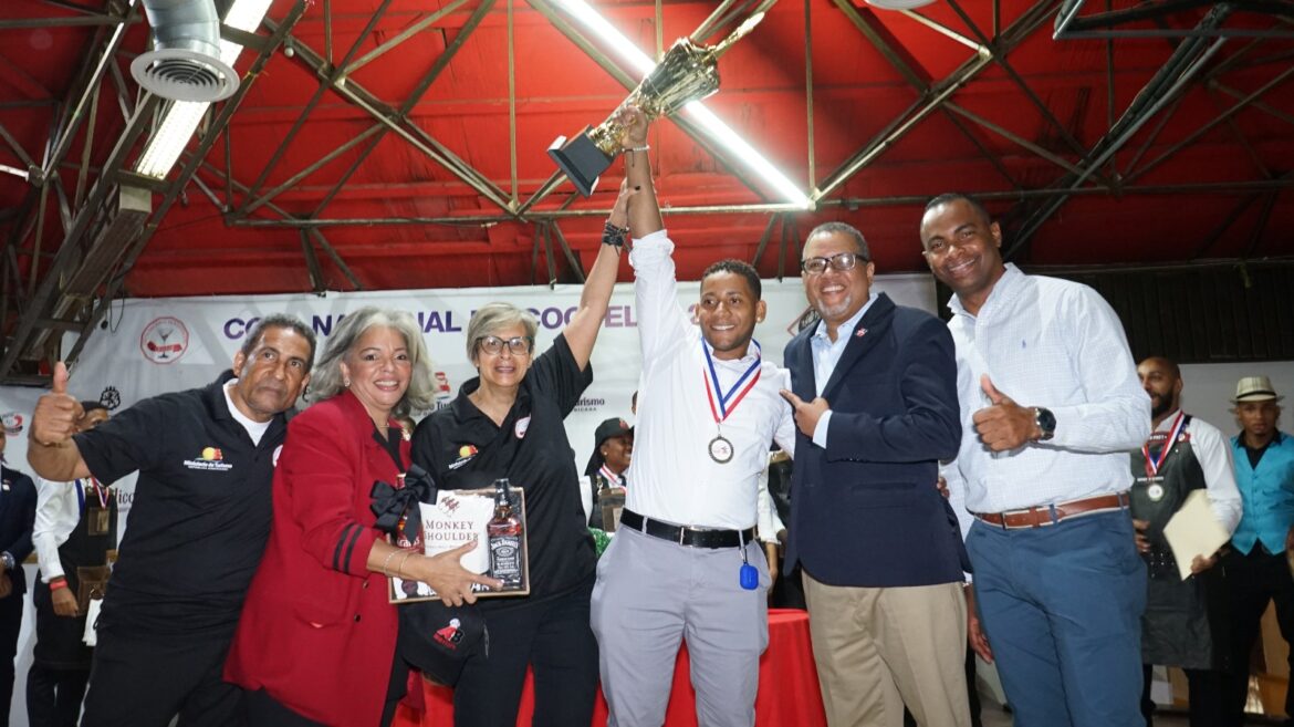 Henry Elian Eneria, ganador del primer lugar en la Copa Nacional de Bartenders