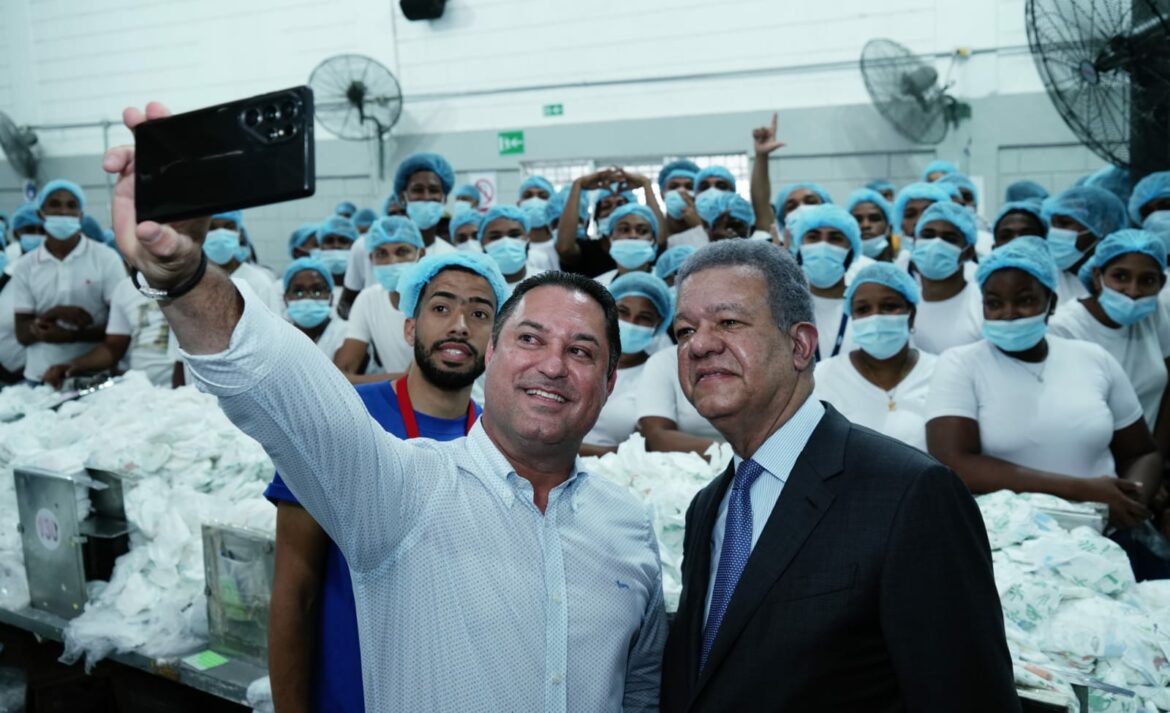 Leonel Fernandez visita empresas SDE