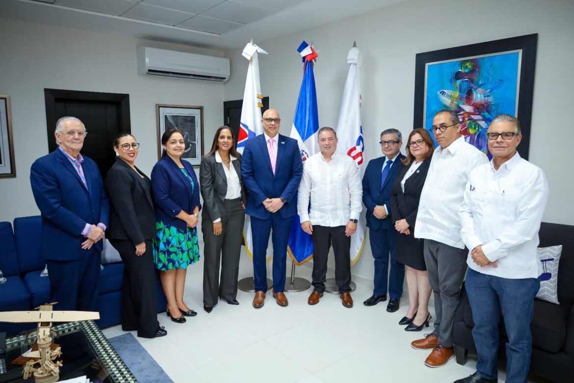 Los directores del IDAC y el CNCS, Héctor Porcella y Juan Gabriel Gautreaux, junto a responsables de áreas del IDAC, durante la firma del acuerdo de cooperación interinstitucional