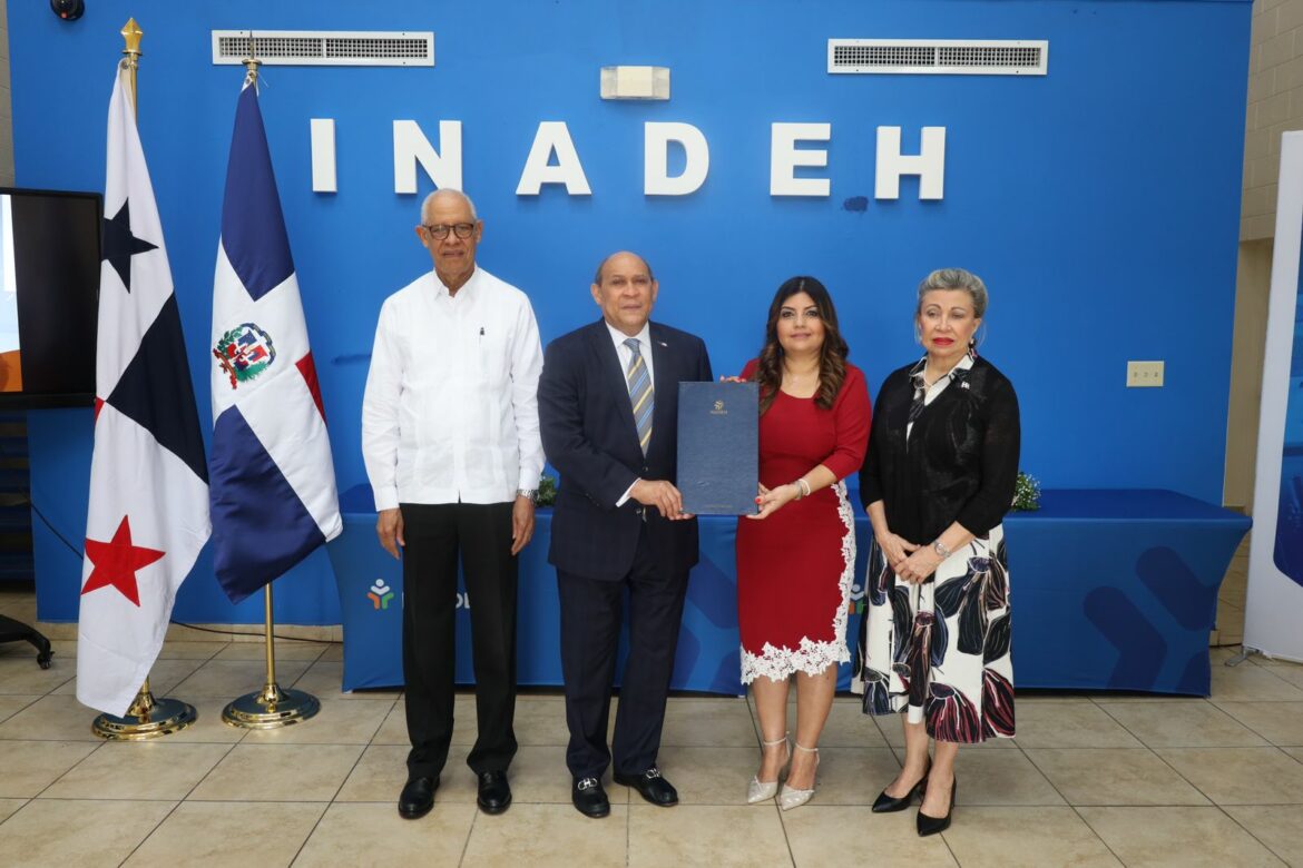 Rafael Santos Badía y Mariela Salgado, acompañados de José Ramón Holguín y Prisca Violeta Mazara