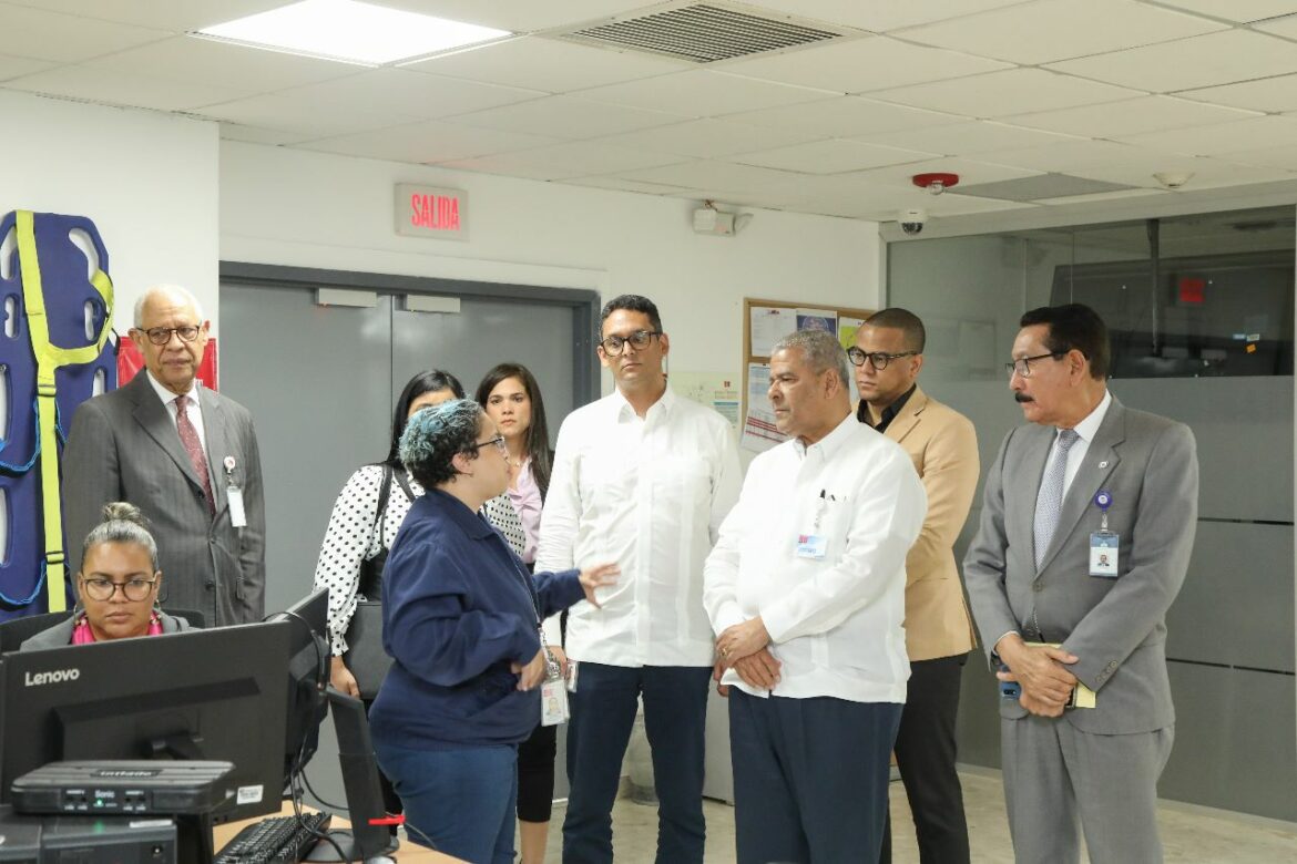 Sistema 9-1-1 recibe visita del ministro del MAP_ (4)