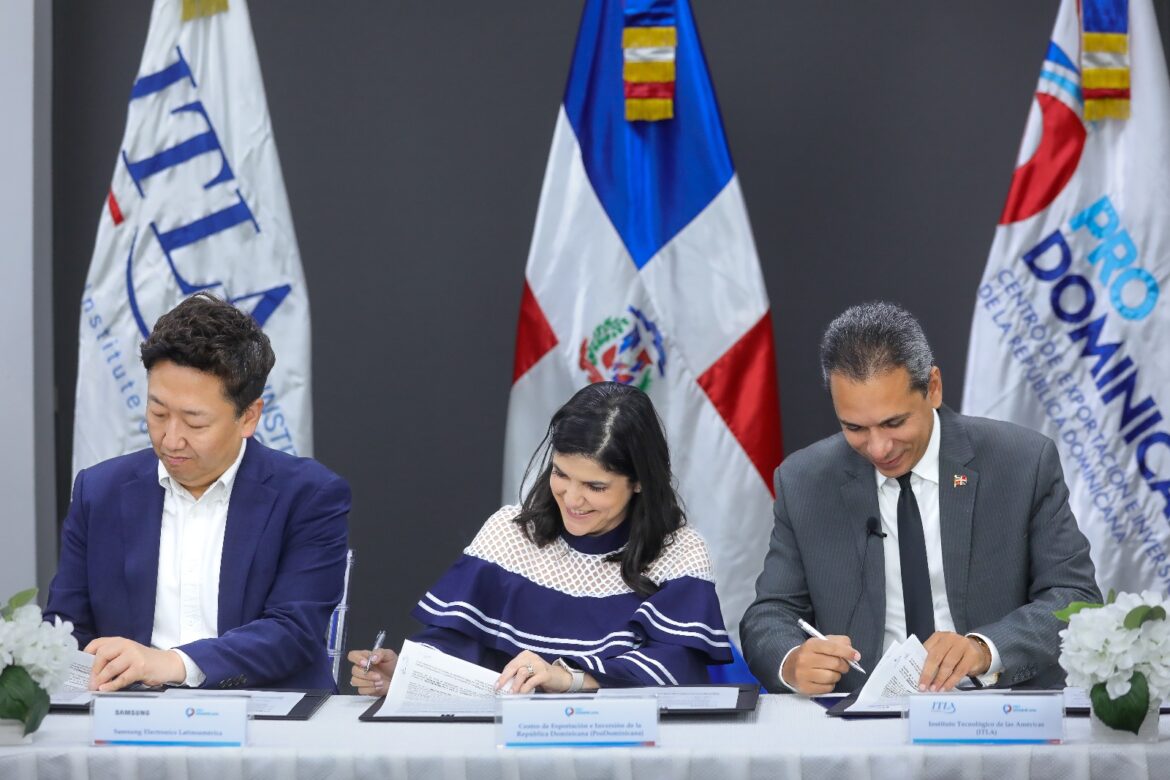 Won Choi, Biviana Riveiro Disla y Omar Méndez. Firmando el acuerdo (1)