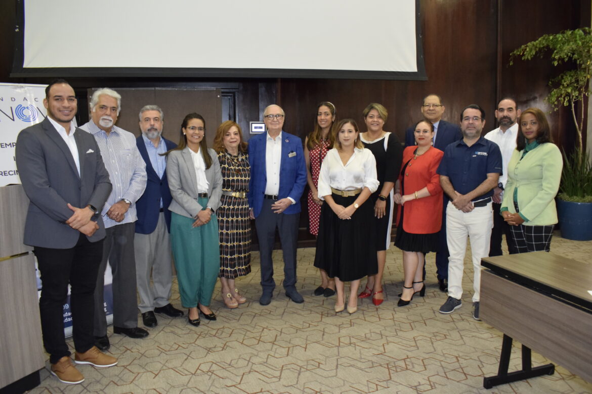 Al centro Don Luis Sánchez-Noble y Mildred Josefina Bergés de Sánchez junto a parte de los representantes del circulo de los galardonados de la Fundación Innovati.