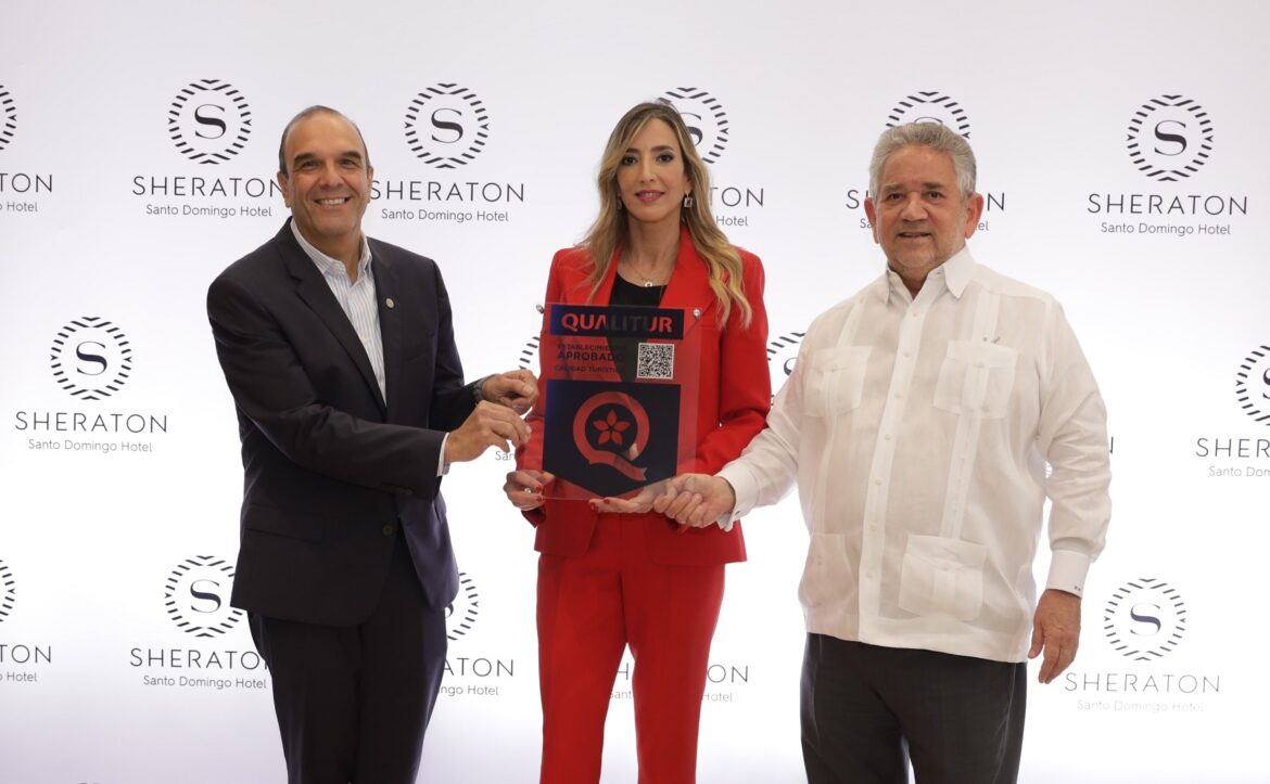 Cesar A. Oliva, Paula Lama y Roberto Henríquez.