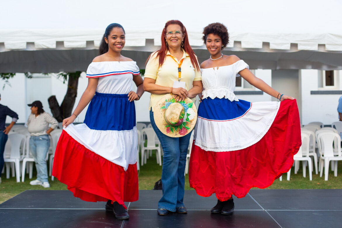 Además de las charlas y exposiciones, el congreso ofreció diversas presentaciones artísticas, que incluyeron conciertos, danzas folclóricas y una emocionante obra de teatro titulada «Las Manaclas: 1963».