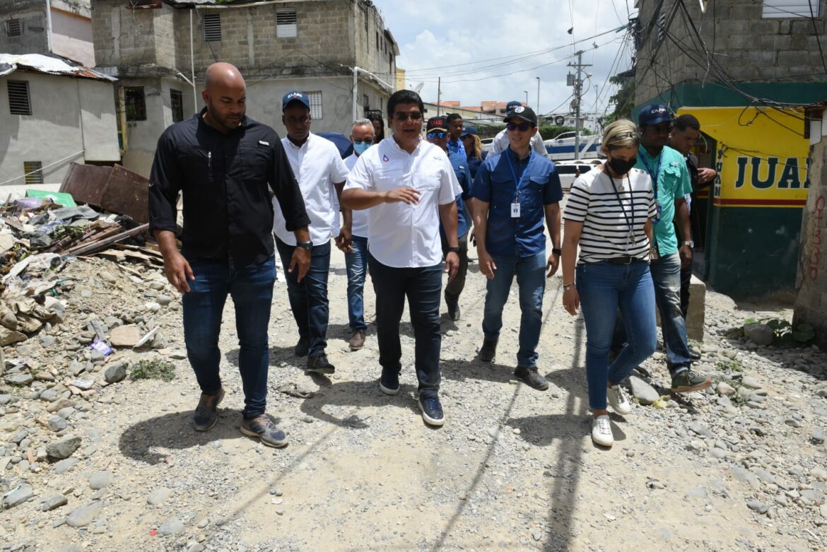 Director de la CAASD destaca avances en trabajos de remozamiento de las cañadas del GSD.-