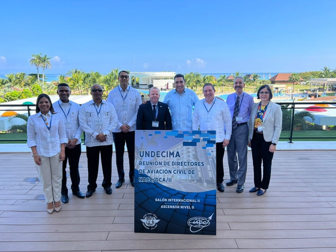 El director general del IDAC, junto a la delegación del país