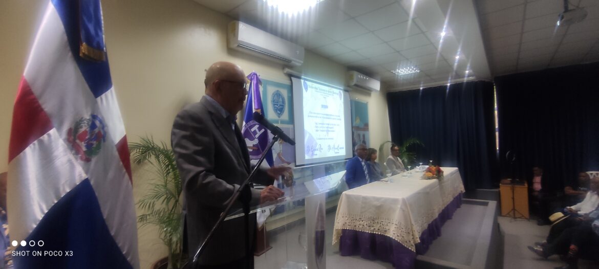 En la mesa Rosalía Sosa, en compañía de Gerardo Roa Ogando y Álvaro Caamaño, respectivamente, así como