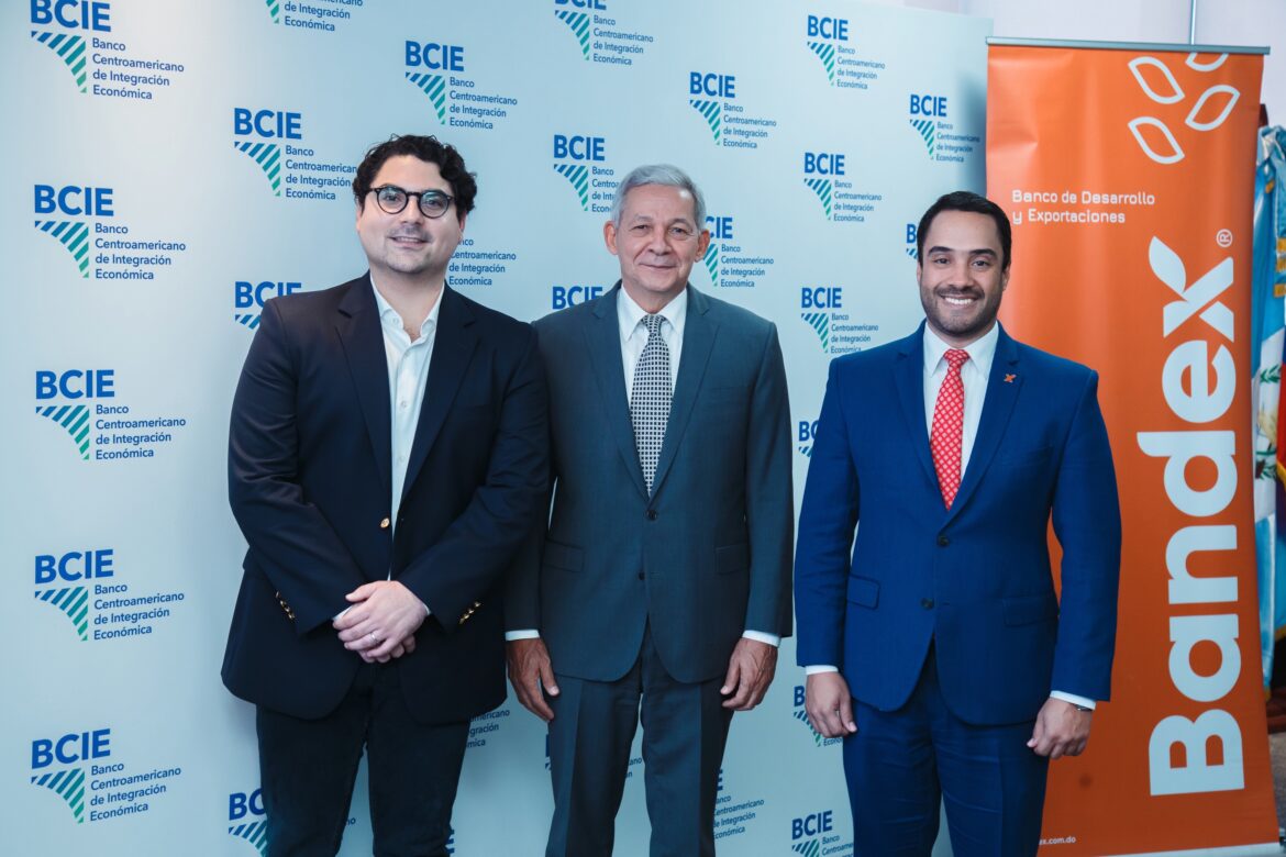 Hostos Rizik, director para República Dominicana del, (BCIE), Cristian Reyna Tejada, presidente del BANFONDESA y Juan Mustafá, gerente general del BANDEX. (1)