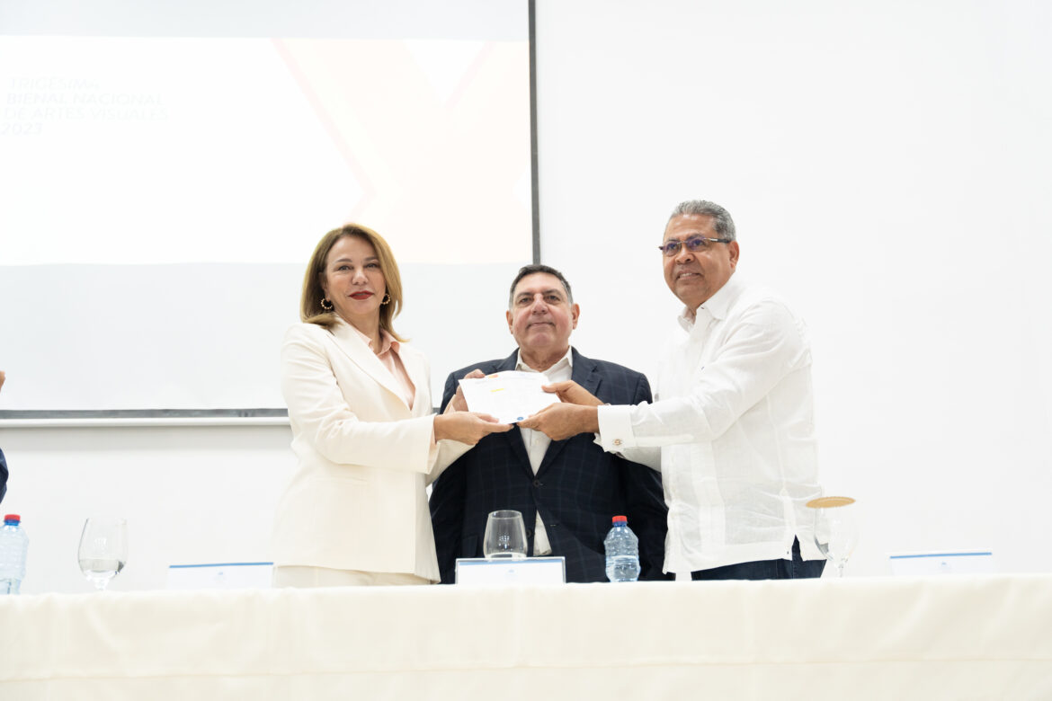 Abogado notario entrega sobre cerrado y sellado de las obras seleccionadas