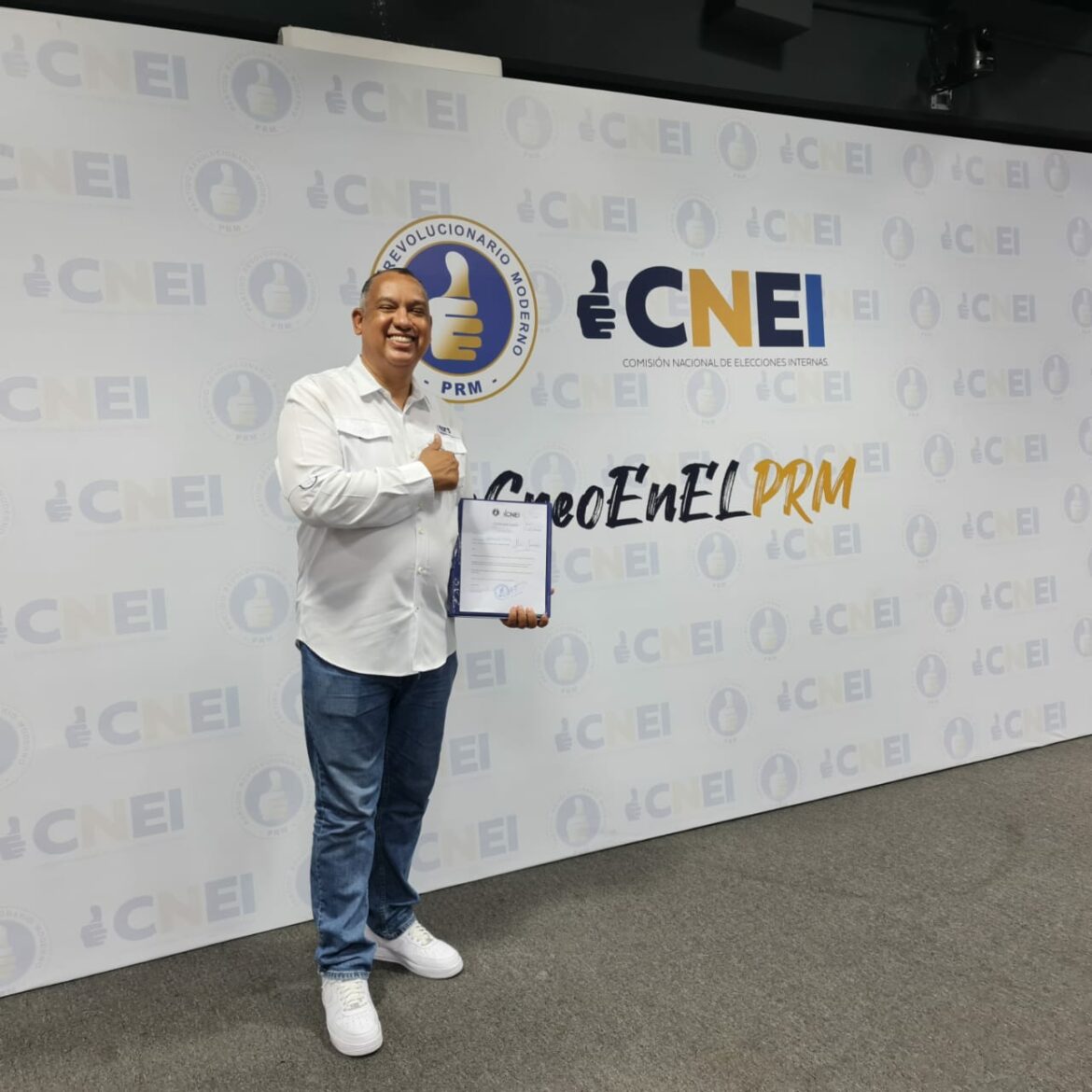 Alexis Jiménez inscribe precandidatura a senador por Santo Domingo-