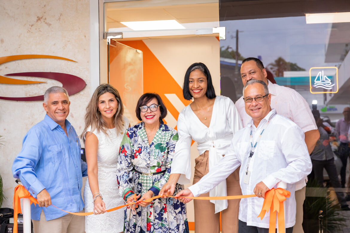 En el corte de cinta se observan Ludy González, Linda Zavarce, Milagros de los Santos, Luz Mateo, Carlos Sánchez y Domingo Mogollón.