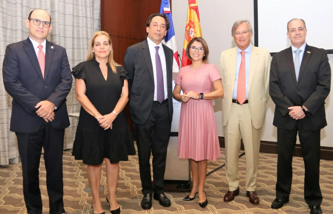 Foto Principal- IMG_3506- Edgar Ivan Del Toro, Pierina Pumarol, Raúl Gómez, Karina Catellanos, Antonio Pérez-Hernández y Torra y Paco Pérez