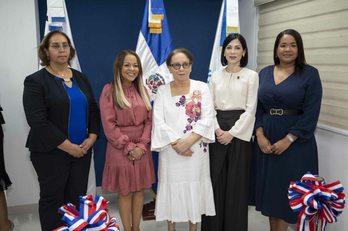 La procuradora general de la República Miriam Germán Brito, Sabrina Andújar, Ana Andrea Villa Camacho, Fadulia Rosa y Pura Casilla.