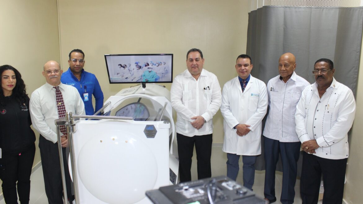 Ney Arias Lora apertura Unidad de Terapia Hiperbárica