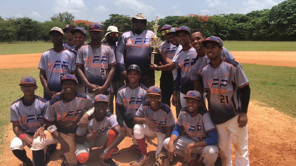 Osiris Reynoso entrega el trofeo de campeon