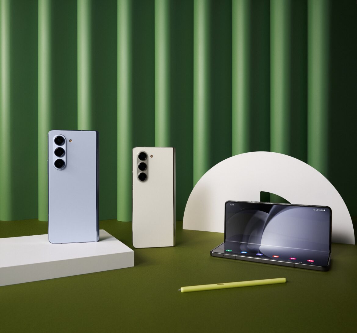 Galaxy_fold5_family_icy_bluephantom_blackcream_HI