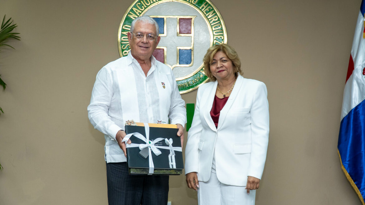 Dr. José Rafael Espaillat Muñoz y la Dra. Josefina Pepín Ubrí, durante la entrega del Libro Verde de Eventos Ambientales de la UNPHU Universidad Nacional Pedro Henríquez Ureña