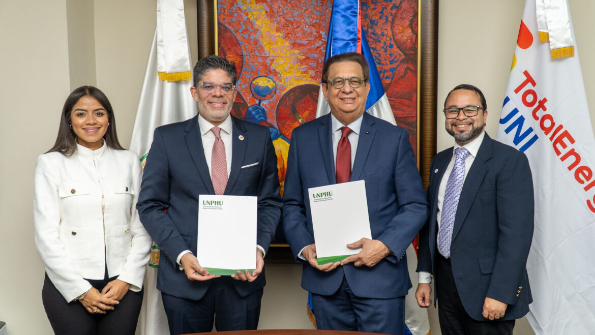 Emely Martínez, Jorge Alon Galiber Sánchez_ rector UNPHU, Miguel Fiallo Calderón y Francisco José García Perdomo