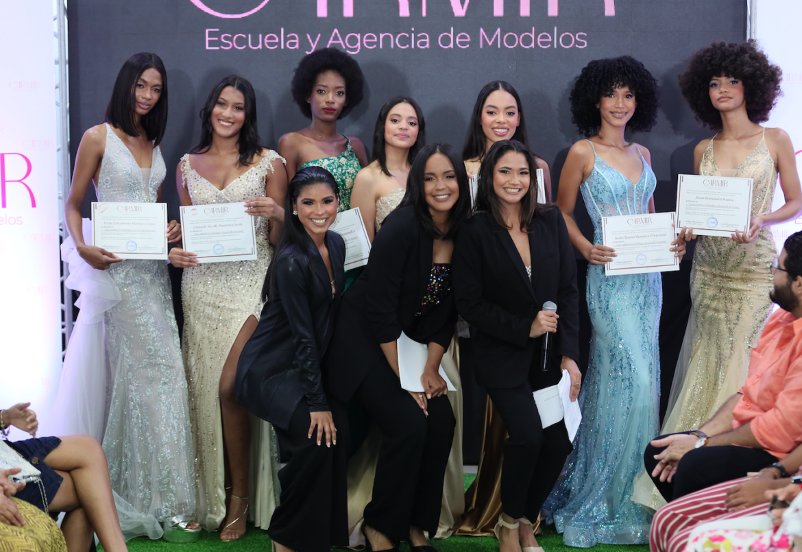 Diana Betances, Carly Mañán y Armanda Germoso junto a graduandas