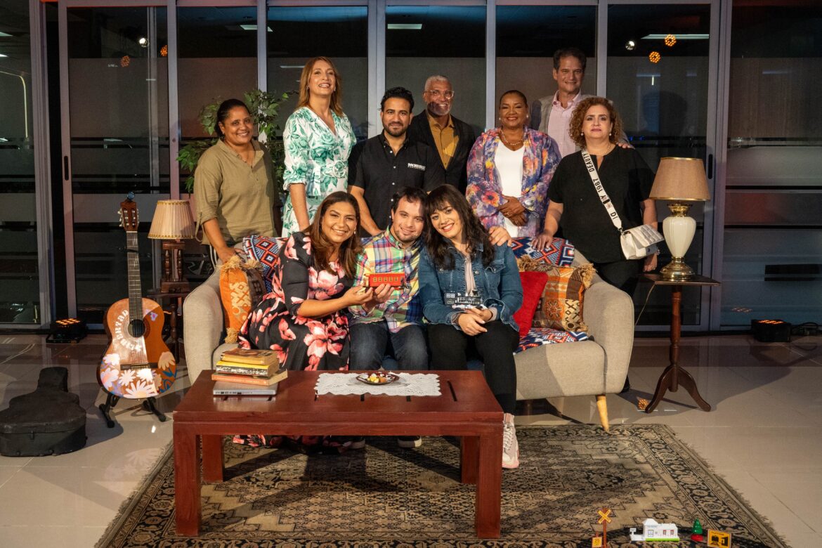 La destacada directora escénica y pedagoga teatral Wendy Queliz junto al elenco de la obra inclusiva Como si pasara un tren