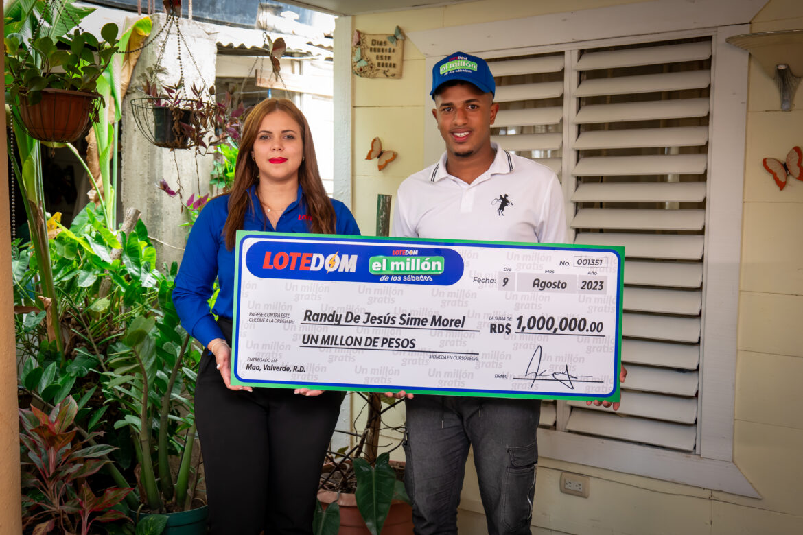 La gerente Operativa de Lotedom Yamer Ruíz entrega el cheque al ganador. (1)
