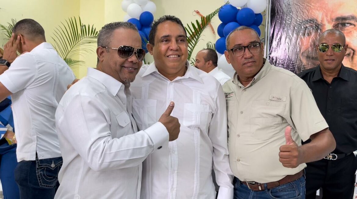 Orlando Martínez y Héctor acosta comparten con dirigentes del PRM en Bonao.
