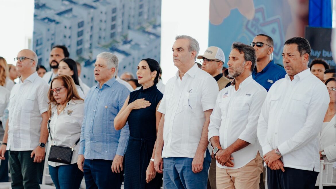 Presidente Abinader y MIVED Entregan 64 Nuevas Viviendas