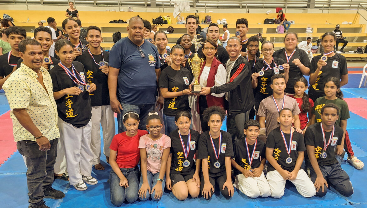 EQUIPO de Santiago campeón de karate premiados por Severiano Rosa y Ana Elsa Santos