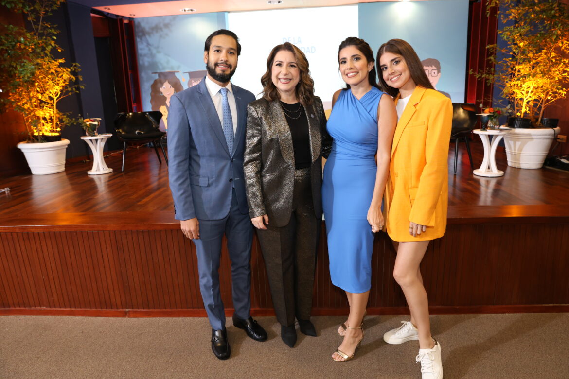 Frakn Valenzuela, Jacqueline Viteri, Claudia y Raqueli Contreras Viteri
