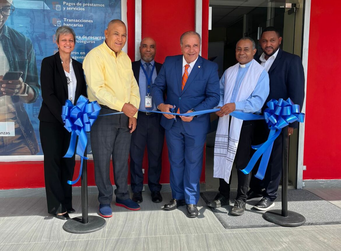 Cortan la cinta inaugural los señores Julissa Camasta, Leonardo Santos, Juan Polonia, Ricardo Canalda, el vicario Damián Sánchez y Aneudy Reynoso.