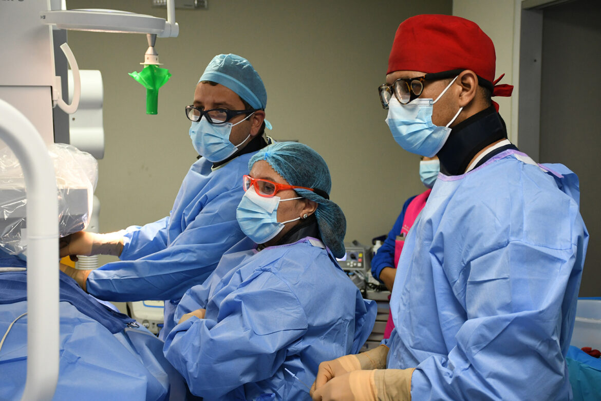Foto 3 Dra. Eliany Mejía López junto al Dres. Alan Jhonson y Alfred Walker realizando procedimiento quirúrgico a pacientes de escasos recur