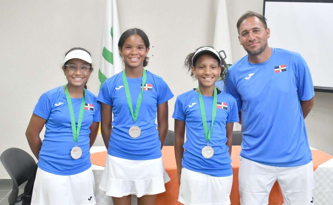 Julianny De la Cruz, Alejandra García, Camila Santana y el capitán José Manuel Estrella.