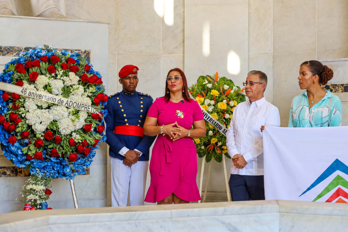 Yenny Polanco Lovera pronunciando su discurso en el Altar de la Patria.