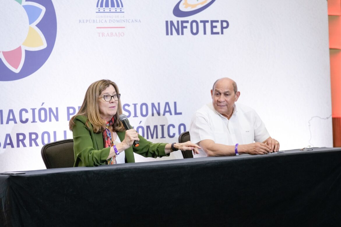 Anne Caroline Posthuma, directora de OIT-Cinterfor, responde preguntas de la prensa