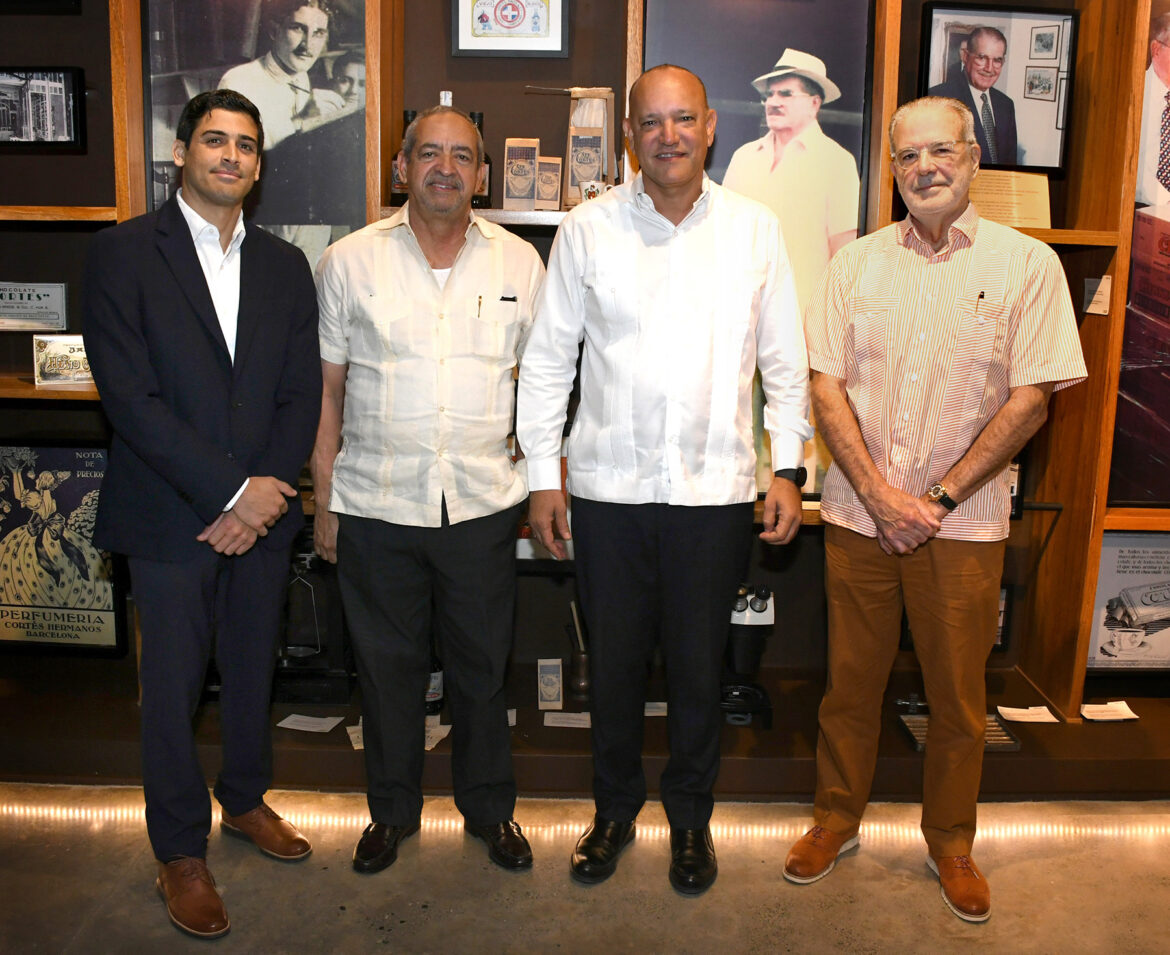 Eduardo Cortés, Vicepresidente de Operaciones, Víctor Hidalgo, Director Ejecutivo Comisión Nacional de Cacao, Ulises Rodríguez, Director General de ProIndustri